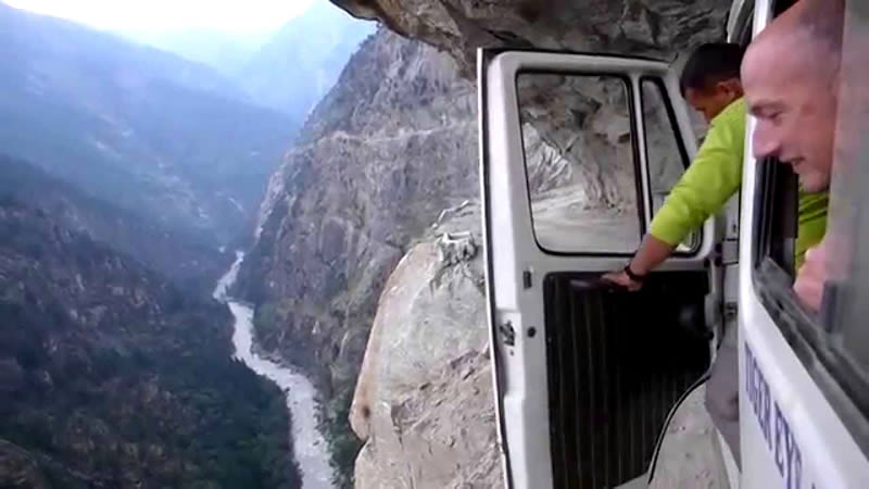 Viajar en autocar por carreteras imposibles
