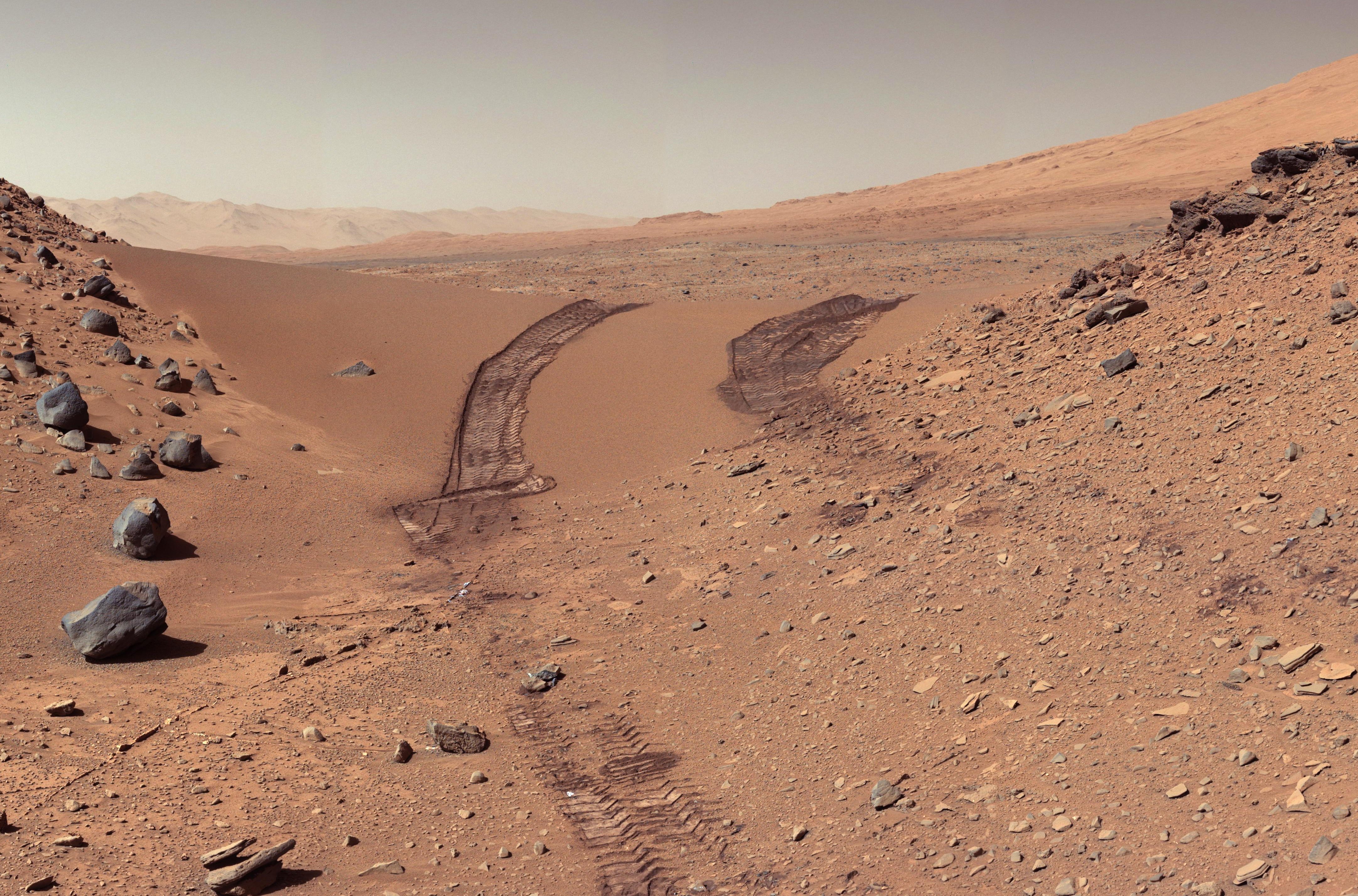 La NASA anuncia el secreto de Marte: hay agua líquida superficie-marte-huellas