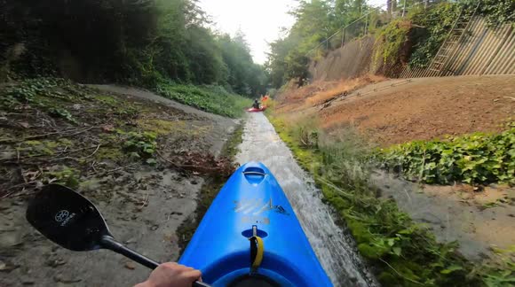 Tres jóvenes en kayak en un descenso de Vancouver a 80 Km/h ¿Qué puede salir mal? Tres jóvenes en kayak en un descenso de Vancouver a 80 Km/h